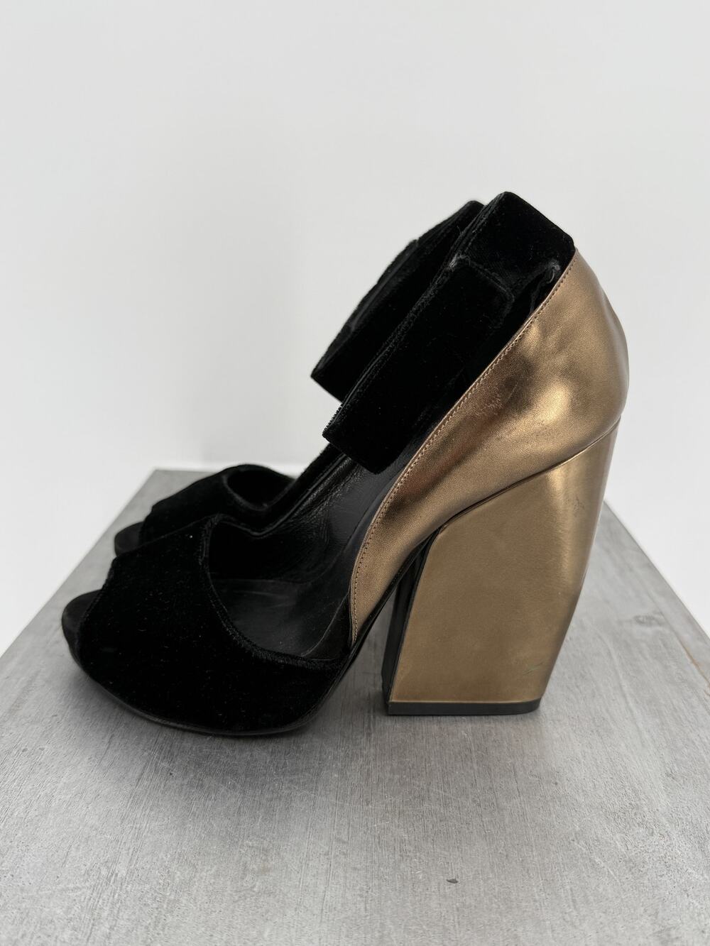Pierre Hardy Black Bronze Velvet Peep Toe Platform Pumps Heels Size US 6 EU 36